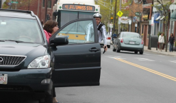 Mở cửa xe ôtô gây tai nạn bị xử phạt như nào?