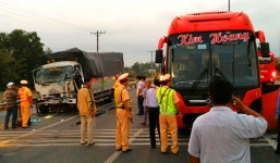 Sửa xe trên đường, phụ xe bị tông tử vong, 2 tài xế trọng thương