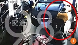 Video: Người phụ nữ sinh con trong 30s ở xưởng ô tô rồi bỏ đi