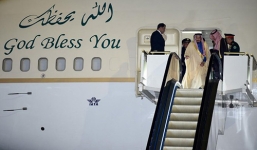 Video: 2 thang máy mạ vàng, 100 xe limousine theo vua Arab công du Nhật