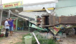 Xe cẩu hơn 50 tấn lật nhào vào nhà dân