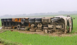 Xe container nổ lốp, lật nghiêng dưới ruộng sau va chạm