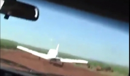 Cảnh sát Brazil lao ô tô vào máy bay chở ma túy sắp cất cánh