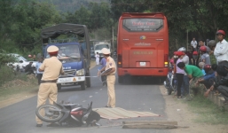 Va chạm xe 7 chỗ, thầy giáo bị xe khách cán tử vong