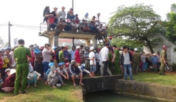 Vợ dùng xích trói, tưới xăng đốt chồng rồi nhảy sông tự tử