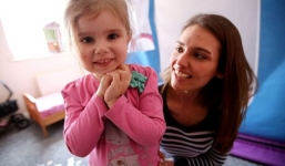 Em bé mắc chứng bệnh lạ 'chán cơm, thèm đất', ăn mọi vật xung quanh