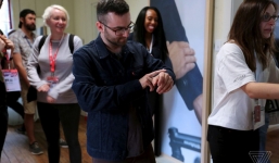 Áo khoác 'siêu' thông minh làm đủ mọi thứ thay chủ nhân