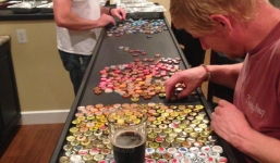 Người đàn ông 5 năm thu thập nắp chai để làm quầy bếp