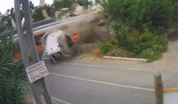 Liều lĩnh băng qua đường sắt, xe tải bị tàu hỏa đâm nát bét