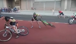 Video: Gió mạnh thổi bay các vận động viên đua xe đạp