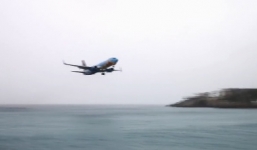 Video: Tròn mắt xem máy bay Boeing-737 bay sát mặt biển