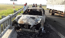 Xe Mercedes cháy rụi khi đang chạy trên đường