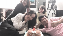 BTV Hoài Anh đi chân đất đón sinh nhật trong trường quay cùng Xuân Bắc