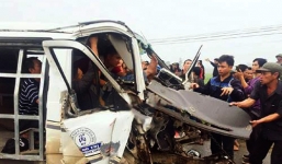 2 xe khách đấu đầu, dân cạy cửa cứu tài xế mắc kẹt trong cabin