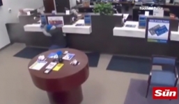 Video: Bảo vệ ngân hàng Mỹ bắn chết tên cướp có vũ trang