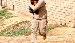 Video: Chiến binh bị IS giết hại khi giải cứu em bé khỏi nguy hiểm