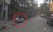 Video: Chống hụt chân, hai mẹ con ngã nhào trên vỉa hè