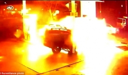 Video: Mất lái, tài xế Uber khiến trạm xăng nổ tung