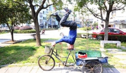 Người đàn ông trồng cây chuối để điều khiển xe ba bánh gây 'bão mạng'