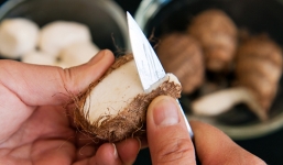 Mách bạn mẹo gọt khoai sọ không bị ngứa tay