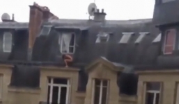 Video: Người đàn ông khỏa thân, co ro nấp ngoài cửa sổ trốn chồng nhân tình