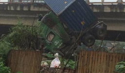 Tai nạn liên hoàn, container 18 bánh treo lơ lửng trên cầu Thanh Trì