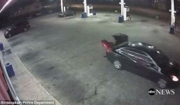 Video: Cô gái nhanh trí nhảy khỏi cốp xe của tên bắt cóc