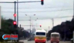 2 xe khách đua nhau như phim hành động trên phố Hà Tĩnh