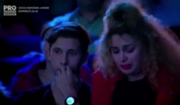 Đoạn video về cô bé không tay khiến ai cũng bật khóc