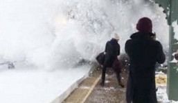 Hy hữu cảnh tàu hỏa tạo lốc tuyết phủ kín hành khách trên sân ga