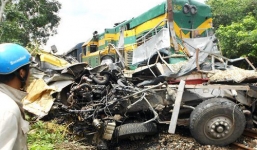 Tàu hỏa kéo lê, cắt đôi ôtô tải khiến 2 người thương vong