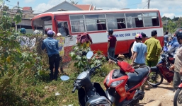 Xe buýt chở học sinh đâm xe tải, 3 người chết, 15 người bị thương