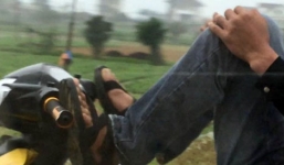 Nhóm thanh niên đánh võng, lái xe bằng chân trong lễ rước dâu