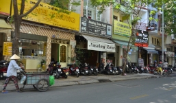 TPHCM: Thanh niên bị chém gục giữa đường cạnh khẩu súng ngắn