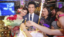 Phi Nhung tình cảm tựa vai 'tình cũ' Mạnh Quỳnh trong tiệc sinh nhật