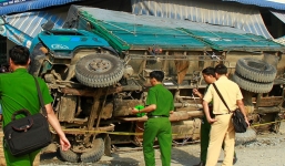 Mua nước mía bên đường, cô gái bị xe tải lật đè tử vong