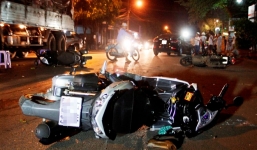 Xe 'điên' đâm 3 xe máy, 8 người nằm la liệt giữa đêm