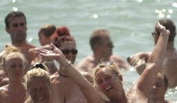 1300 người dân khỏa thân tắm biển tập thể tại Australia