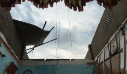 Giông lốc kèm mưa đá ở Điện Biên khiến nhiều nhà ở bị tàn phá