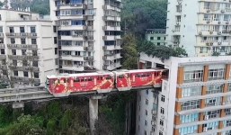 Cận cảnh tàu chạy xuyên qua chung cư cao tầng ở Trung Quốc