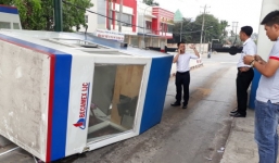 Xe tải chở sắt kéo sập cabin trạm thu phí, nữ nhân viên bị thương