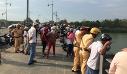 Bỏ lại xe máy, thanh niên gieo mình xuống sông Hương tự tử