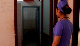 Phát hiện 2 thi thể trẻ sơ sinh buộc trong túi nilon vứt ở thùng rác