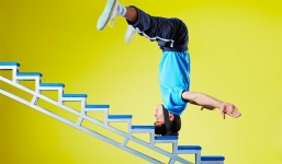 Dùng 'Thiết đầu công' để lập kỷ lục leo bậc thang bằng đầu