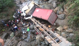 Xe tải và container lao thẳng xuống suối, 4 người bị thương