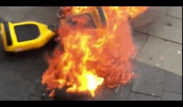 Bé 3 tuổi tử vong khi xe tự cân bằng bốc cháy