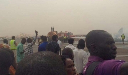 Máy bay chở hàng chục người lao xuống đất, gẫy làm đôi