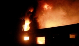 Cháy lớn thiêu rụi hàng nghìn m2 nhà xưởng sản xuất giấy ở Bắc Ninh