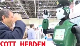 Video: Robot cảnh sát sắp thu phạt tiền trên đường phố ở Dubai