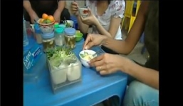 Video: Phóng viên CNN được người Hà Nội đưa đi ăn trứng vịt lộn